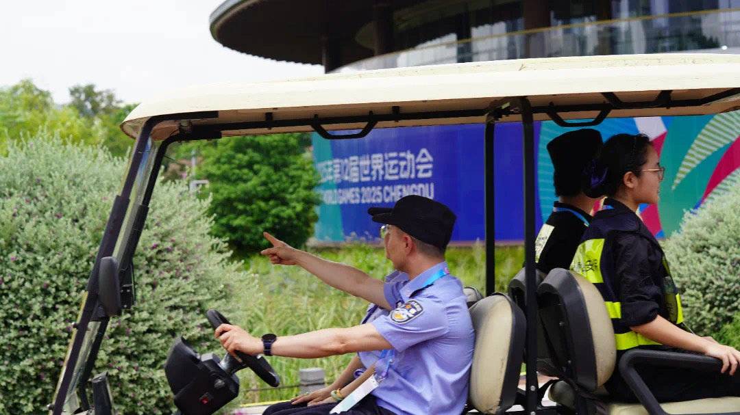 src, 安保工作进, 露天赛场上