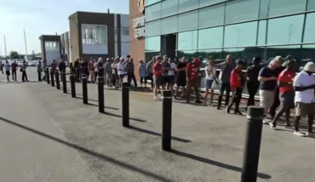 来看曼联比, 他们说, 数千名球迷